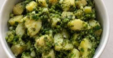 Salade de pommes de terre maison aux herbes fraîches, citron et huile d’olive servie dans un grand saladier estival