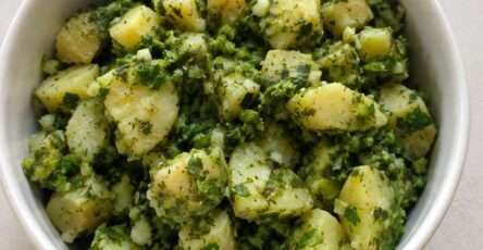 Salade de pommes de terre maison aux herbes fraîches, citron et huile d’olive servie dans un grand saladier estival