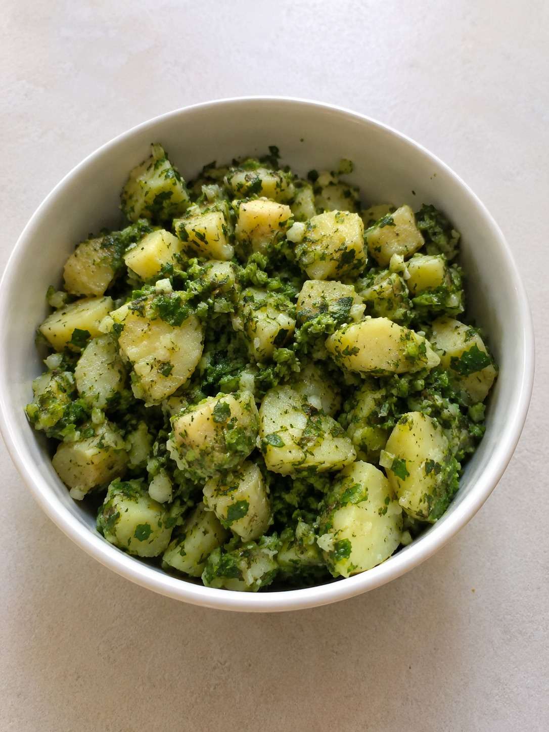 Salade de pommes de terre maison aux herbes fraîches, citron et huile d’olive servie dans un grand saladier estival