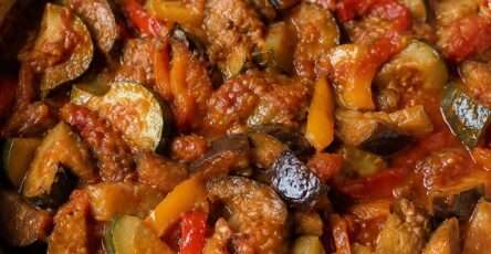 Ratatouille maison aux tomates, courgettes, aubergines et poivrons mijotés dans une cocotte rustique