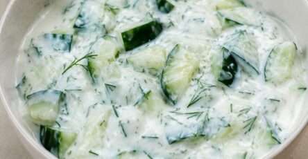 Salade concombre au yaourt avec menthe, citron et herbes servie dans un bol estival rafraîchissant