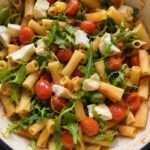 One pan pasta aux tomates cerises, roquette fraîche et mozzarella fondante dans une grande poêle italienne gourmande