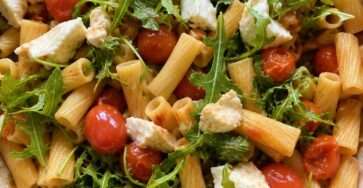 One pan pasta aux tomates cerises, roquette fraîche et mozzarella fondante dans une grande poêle italienne gourmande