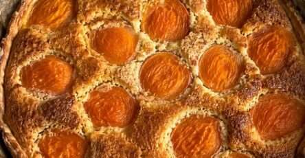 Tarte amandine aux abricots dorée avec crème aux amandes fondante et abricots caramélisés dans un moule rustique