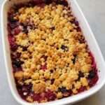 Crumble maison aux fruits rouges avec pâte croustillante dorée et fruits fondants servis dans un plat rustique