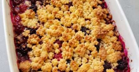 Crumble maison aux fruits rouges avec pâte croustillante dorée et fruits fondants servis dans un plat rustique