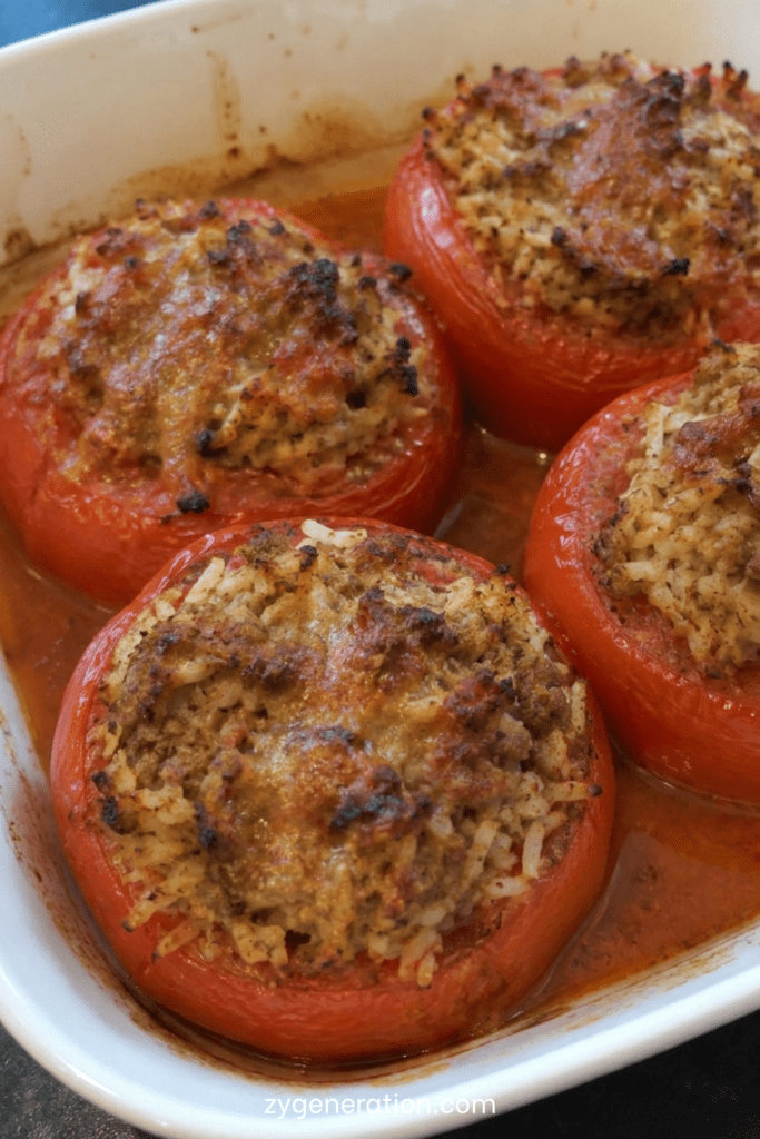 Tomates farcies maison gratinées au four avec viande hachée, riz et persil dans un plat familial rustique