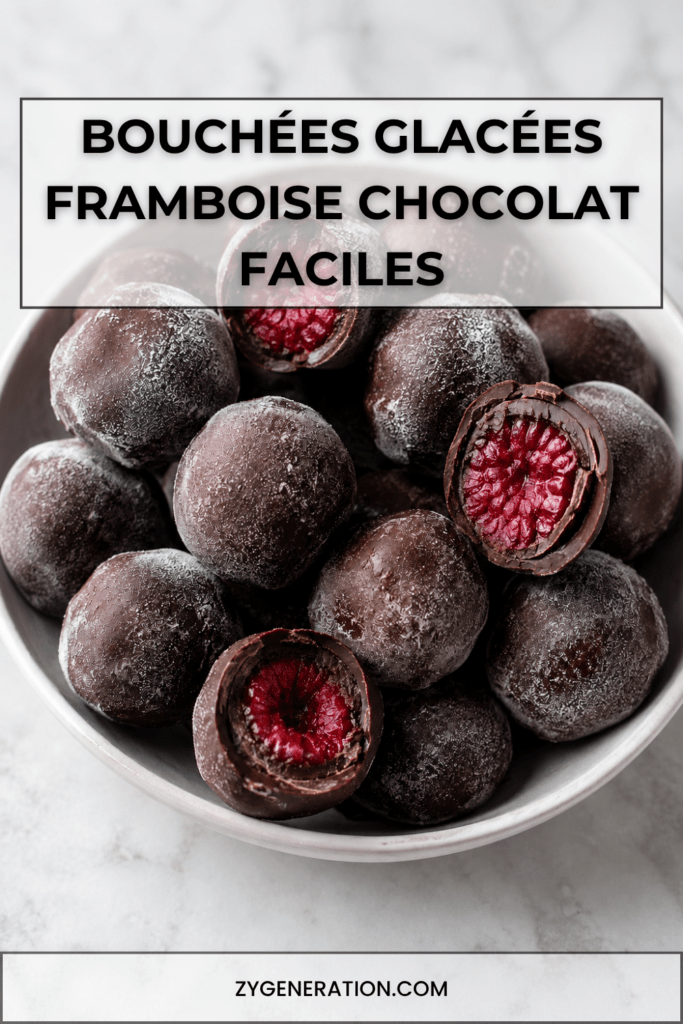 Bouchées glacées aux framboises enrobées de chocolat noir, avec une coque croquante et un cœur fruité, servies sur du papier cuisson.