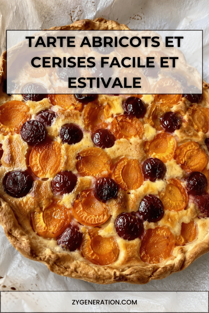 Tarte abricots et cerises dorée et gourmande maison avec crème vanillée dans un moule rustique en été