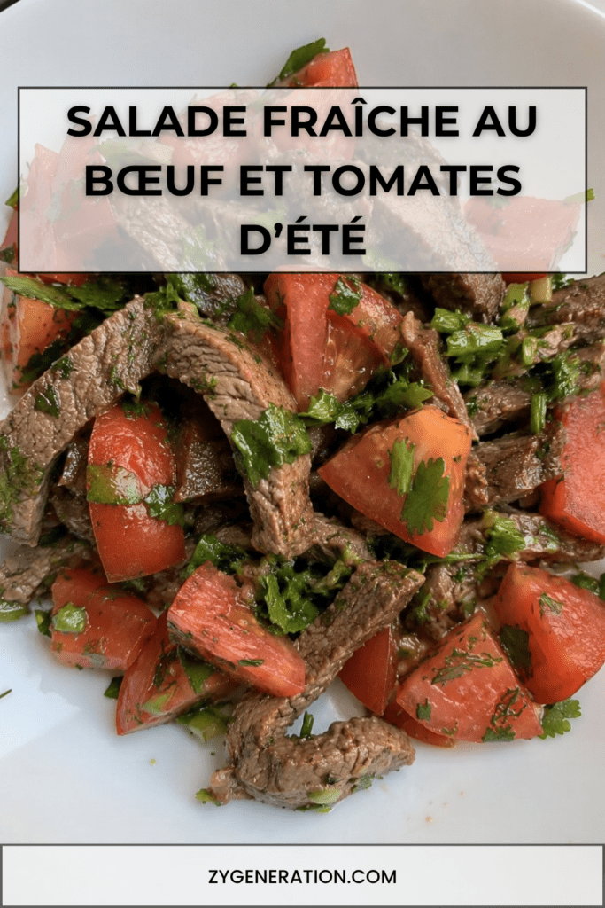 Salade fraîche au bœuf avec tomates, herbes fraîches et citron dans un grand saladier estival coloré