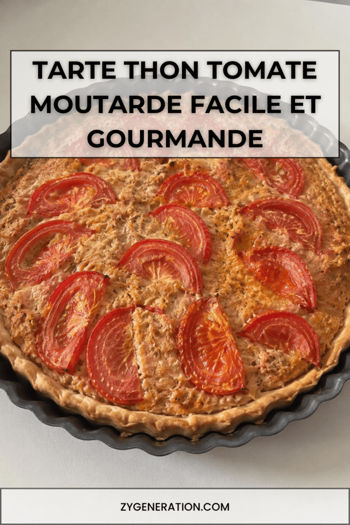 Tarte thon salée, tomates et moutarde avec fromage gratiné dans un moule rustique doré au four