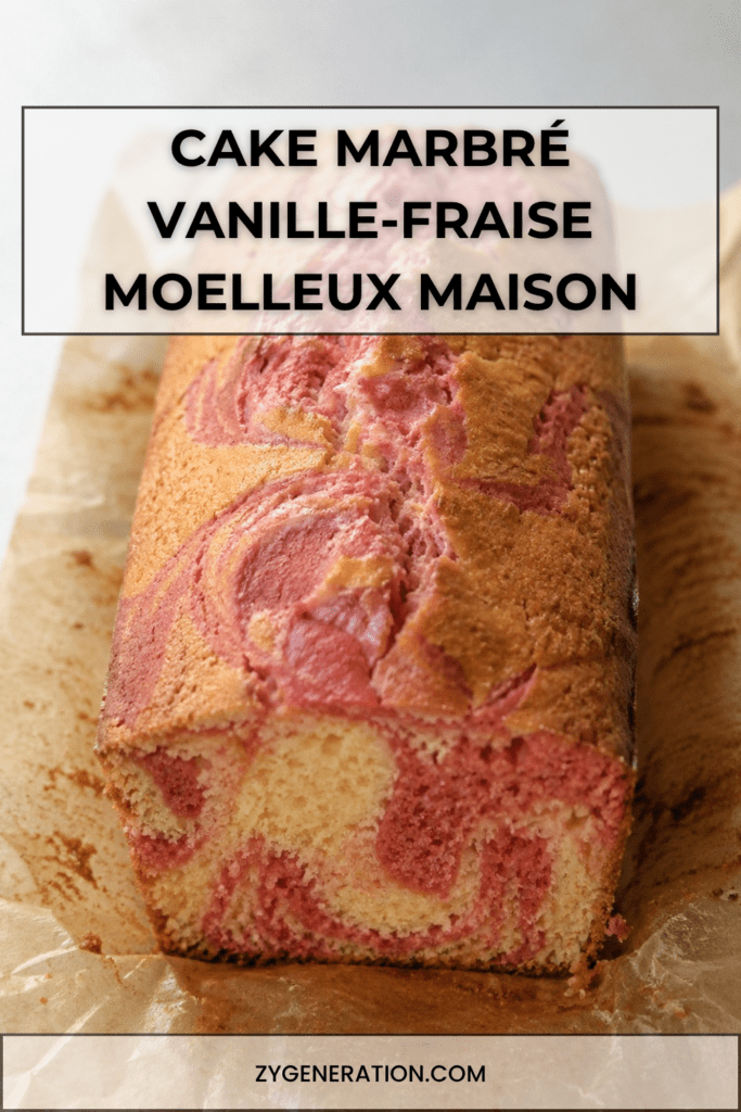 Cake marbré vanille-fraise moelleux avec spirales roses et vanillées dans un moule à cake maison gourmand