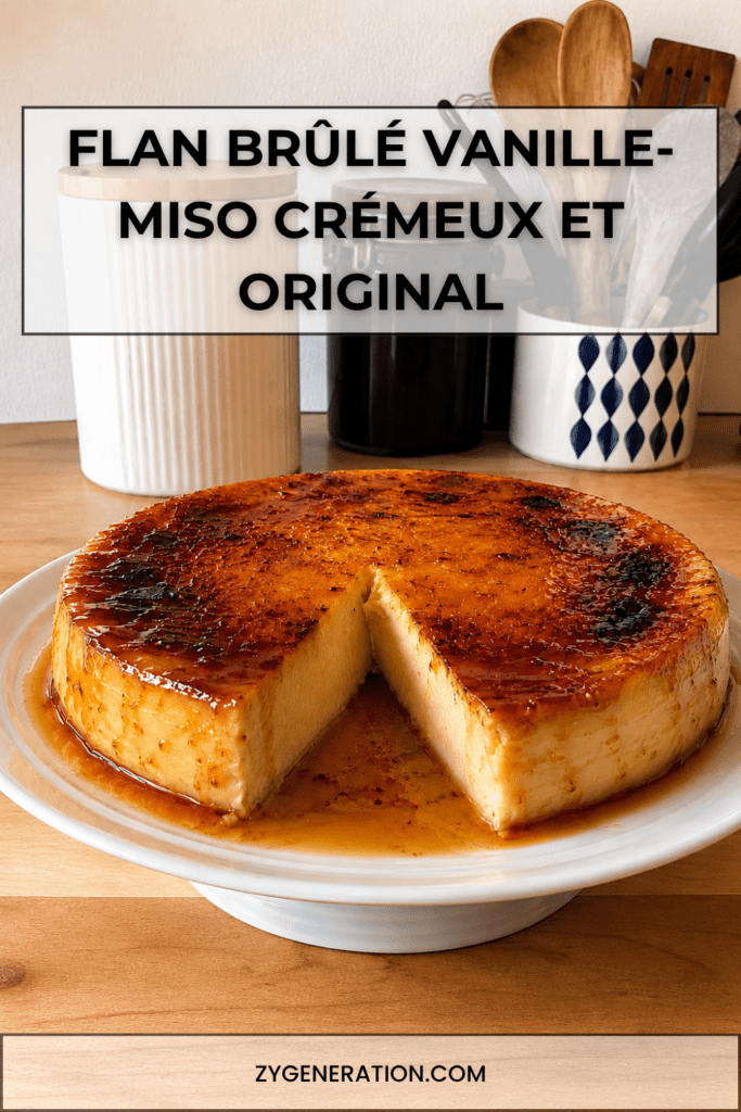 Part de flan brûlé vanille-miso avec pâte dorée, crème épaisse à la vanille, surface caramélisée au sucre et texture fondante.