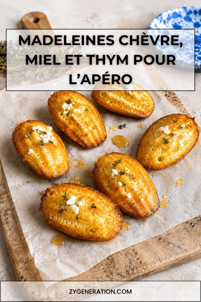 Madeleines salées au chèvre frais, miel et thym, dorées au four, servies tièdes avec un léger filet de miel brillant sur le dessus.