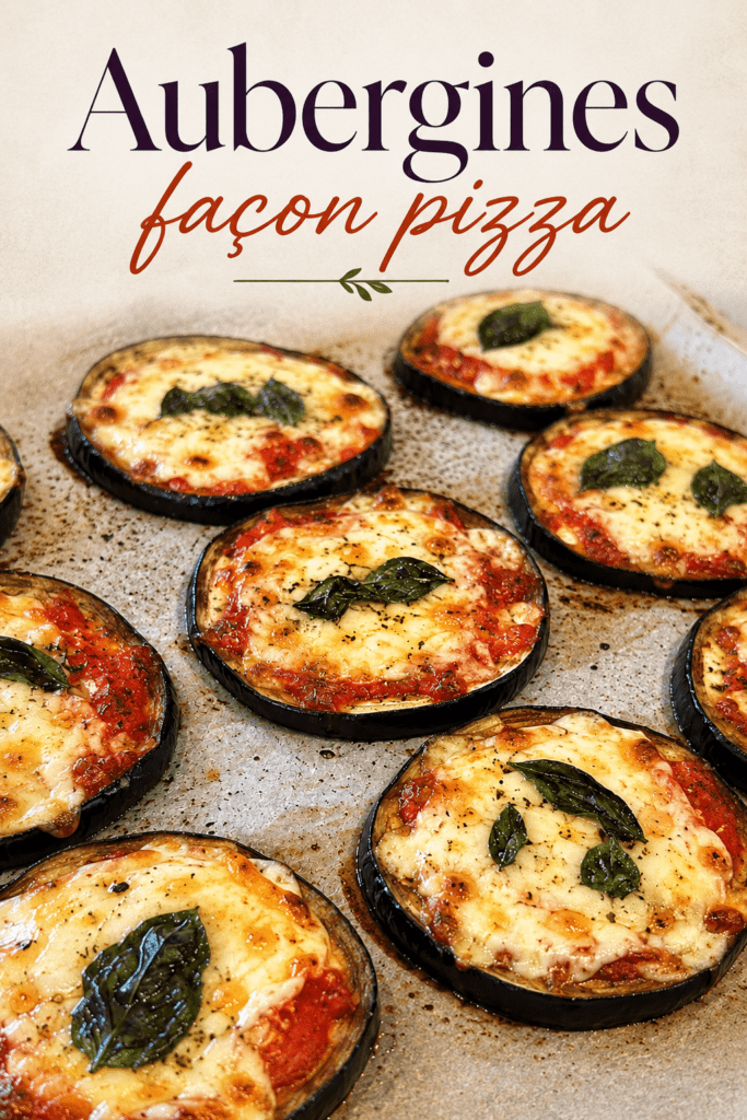 Rondelles épaisses d’aubergines façon pizza gratinées au four avec sauce tomate, mozzarella fondue, origan et feuilles de basilic frais.