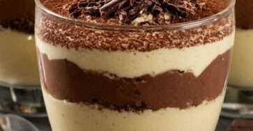 Verrines de tiramisu au chocolat avec crème mascarpone onctueuse, biscuits émiettés, cacao en poudre et copeaux de chocolat noir sur le dessus.