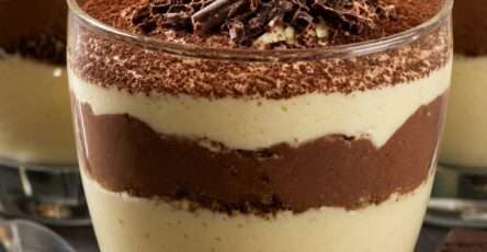 Verrines de tiramisu au chocolat avec crème mascarpone onctueuse, biscuits émiettés, cacao en poudre et copeaux de chocolat noir sur le dessus.