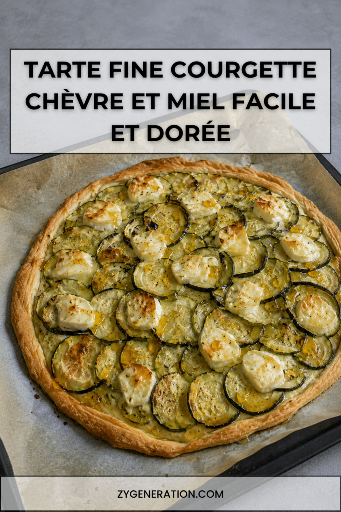 Tarte fine dorée aux courgettes en rondelles, fromage de chèvre fondant, miel brillant, huile d’olive et herbes de Provence sur pâte feuilletée.