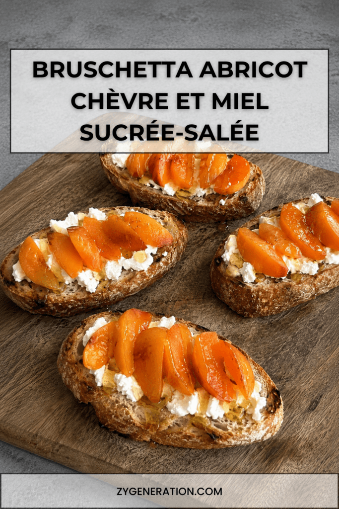 Bruschettas dorées garnies de fromage de chèvre frais, fines tranches d’abricots, filet de miel et poivre sur pain grillé.