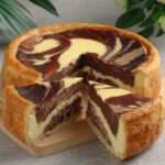 Flan marbré vanille chocolat coupé en parts, avec une pâte dorée, une crème épaisse vanillée et chocolatée, et un joli motif marbré visible.