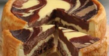 Flan marbré vanille chocolat coupé en parts, avec une pâte dorée, une crème épaisse vanillée et chocolatée, et un joli motif marbré visible.