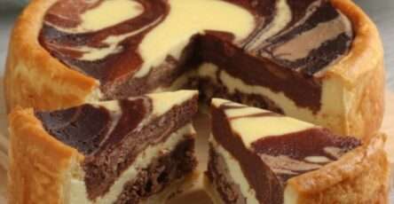 Flan marbré vanille chocolat coupé en parts, avec une pâte dorée, une crème épaisse vanillée et chocolatée, et un joli motif marbré visible.