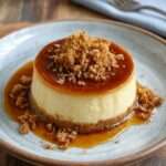 Flan crémeux au caramel démoulé avec une base biscuitée dorée, nappé de caramel brillant et garni de crumble croustillant.