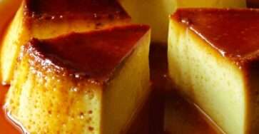 Flan caramel façon grand-mère démoulé sur un plat blanc, nappé de caramel doré brillant, avec une texture lisse et fondante.