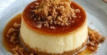 Flan crémeux au caramel démoulé avec une base biscuitée dorée, nappé de caramel brillant et garni de crumble croustillant.