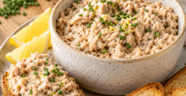 Une tartinade fraîche et crémeuse, relevée de citron, de moutarde et de ciboulette, prête en dix minutes.