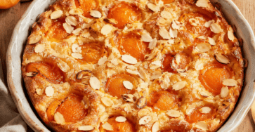 Un clafoutis moelleux aux abricots légèrement acidulés, parfumé à la vanille et couvert d’amandes dorées.