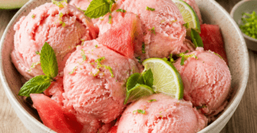Une glace fraîche et légère à la pastèque, au yaourt et au citron vert, préparée sans sorbetière.