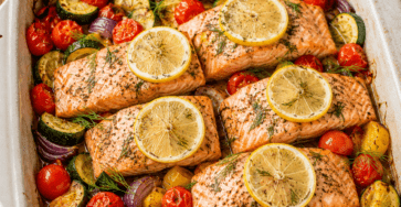 Des pavés de saumon moelleux cuits avec courgette, tomates cerises, citron et aneth dans un même plat.