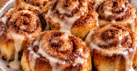 Cinnamon rolls express préparés avec des tranches de brioche roulées au beurre, sucre roux et cannelle, dorées puis recouvertes de glaçage crémeux.
