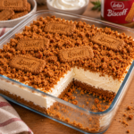 Cheesecake individuel sans cuisson au yaourt grec, avec base de biscuits Biscoff émiettés, miettes croustillantes et biscuit entier sur le dessus.